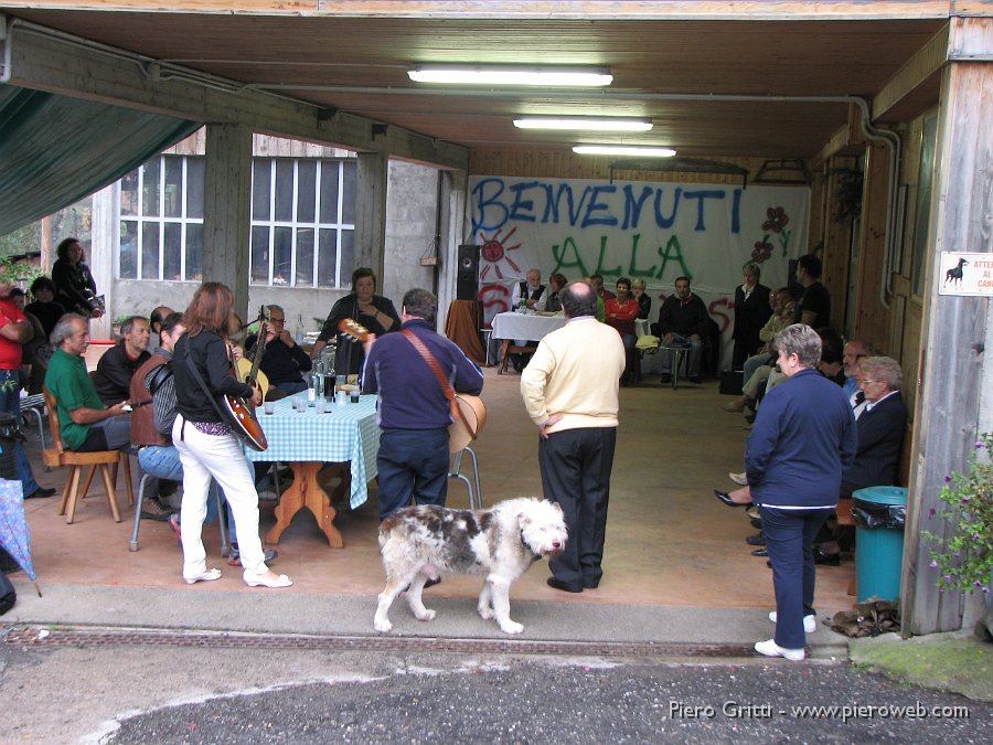 Mostacc 078.jpg - I primi canti all'esterno, con l'esibizione dell'orchestra  Barry di Fernando e Luisa Brambilla, del tenore Alberto Bernareggi, di Cate e Sergio...